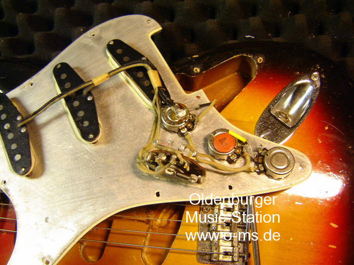 Fender_Stratocaster_1962_sunburst_under pickguard 2.jpg
